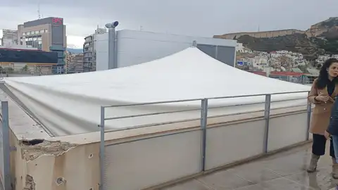 Imagen del toldo y del punto en el que estaba el anclaje que se ha soltado Imagen del toldo y del punto en el que estaba el anclaje que se ha soltado