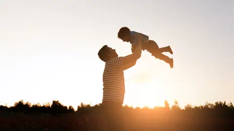 Un padre y un hijo juegan juntos Un padre y un hijo juegan juntos