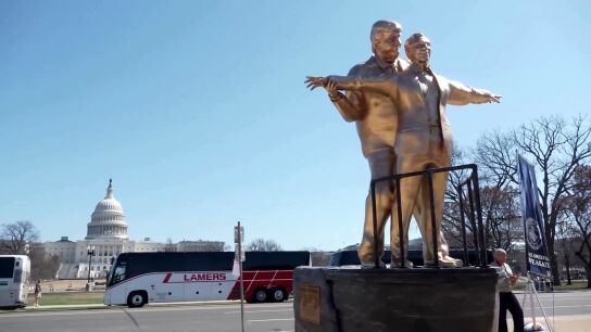 Instalan una escultura sat&iacute;rica de Trump y Epstein recreando una ic&oacute;nica escena de 'Titanic'