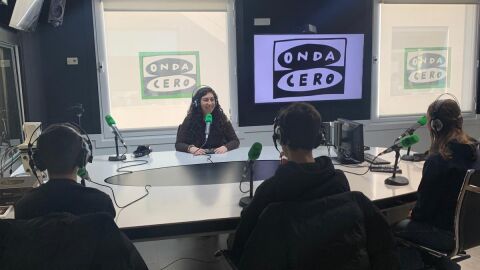 Mestra i alumnes de l'escola Mansuet