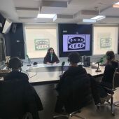 Mestra i alumnes de l'escola Mansuet