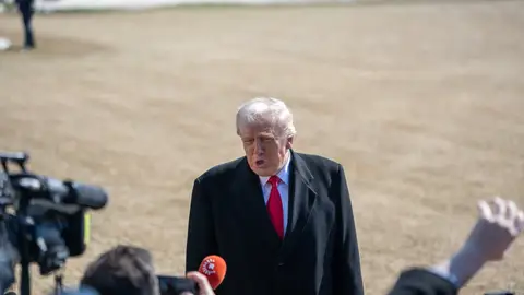 Donald Trump atendiendo a los medios Donald Trump atendiendo a los medios