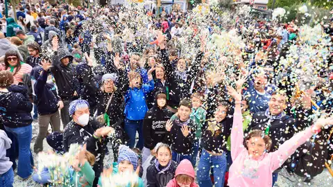 Castellón se llena de color y sonrisas con el Coso Multicolor, que lanza 5.500 kilos de confeti Castellón se llena de color y sonrisas con el Coso Multicolor, que lanza 5.500 kilos de confeti