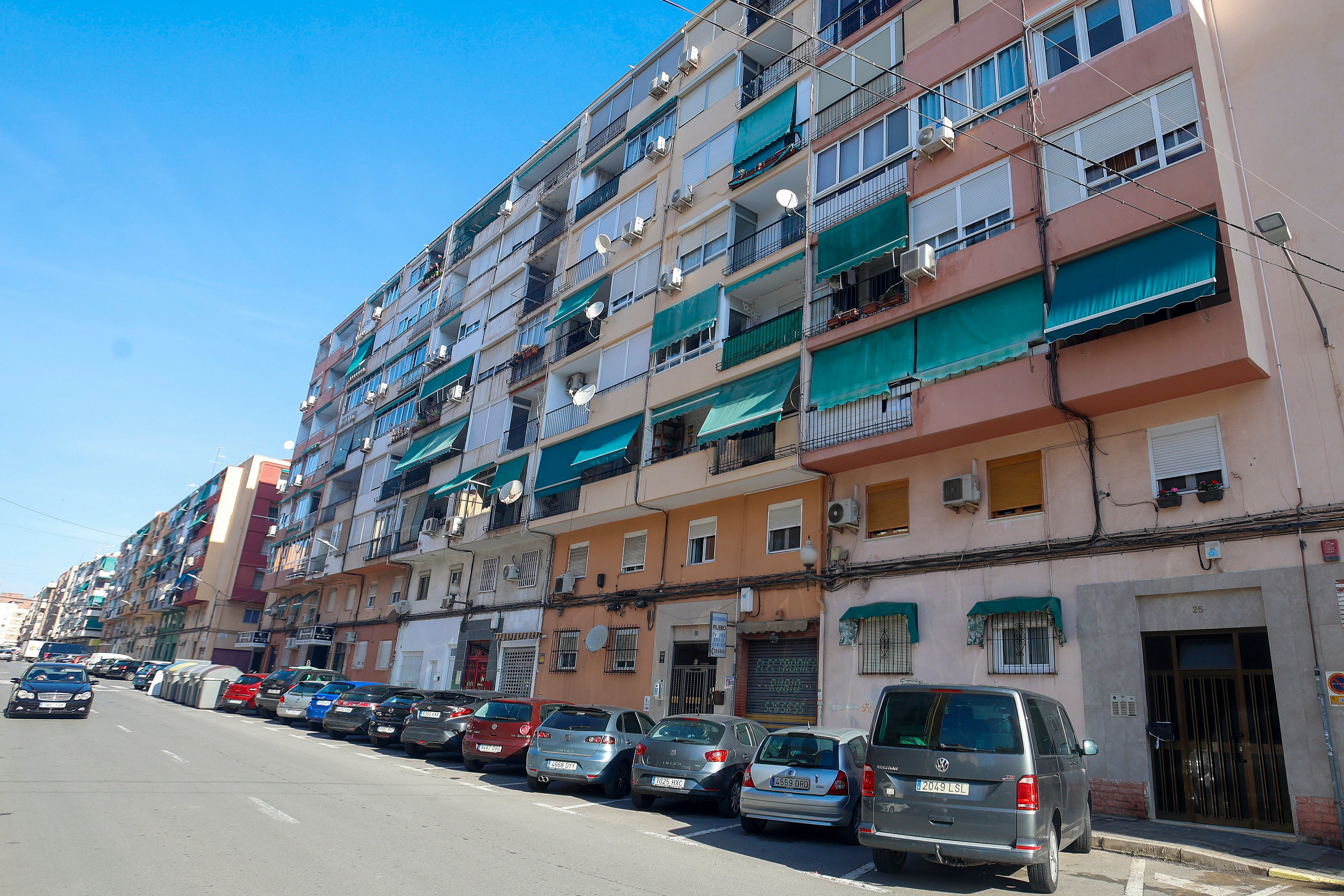 El fallecido en un balcón de la calle Enrique Monsonís sufrió el impacto de una bala perdida del tiroteo El fallecido en un balcón de la calle Enrique Monsonís sufrió el impacto de una bala perdida del tiroteo
