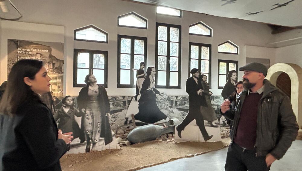 La edil de cultura y uno de los guías en el Centro de Interpretación