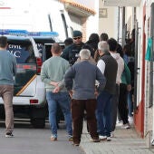 Vecinos congregados a las puertas del acuartelamiento de la Guardia Civil en Zafra