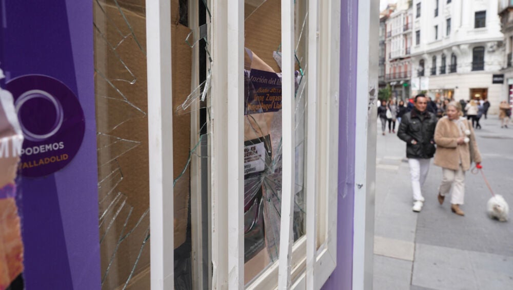 La ventana rota de la sede de Podemos