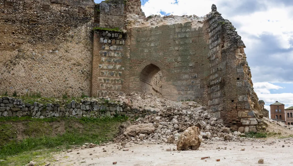 Vista de la torre derrumbada desde otro ángulo Vista de la torre derrumbada desde otro ángulo