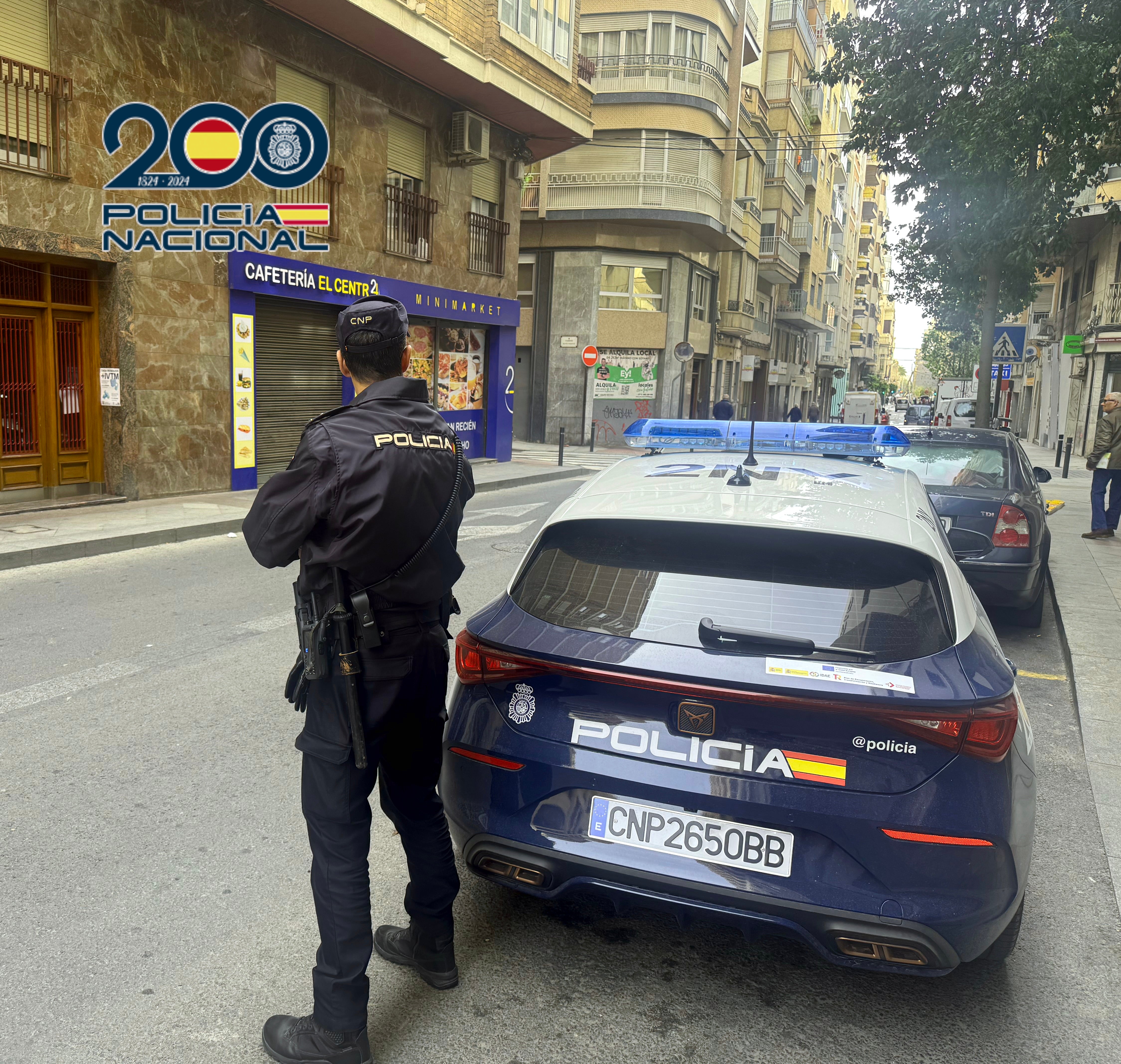 Un agente de la Policía Nacional fuera de servicio frustra en Elche un 'hurto cariñoso' a un hombre Un agente de la Policía Nacional fuera de servicio frustra en Elche un 'hurto cariñoso' a un hombre