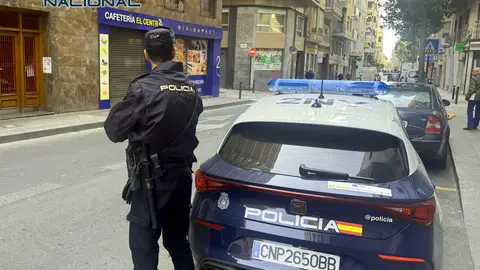Agente de la Policía Nacional en Elche. Agente de la Policía Nacional en Elche.