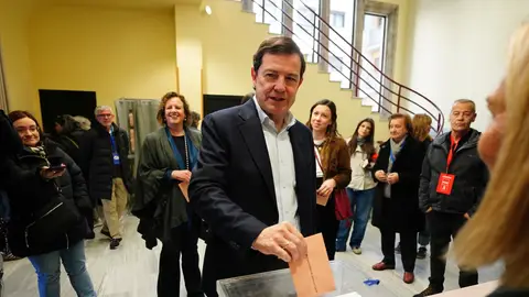 El candidato del PP a la Presidencia de la Junta, Alfonso Fernández Mañueco, en su votación el 15M. El candidato del PP a la Presidencia de la Junta, Alfonso Fernández Mañueco, en su votación el 15M.