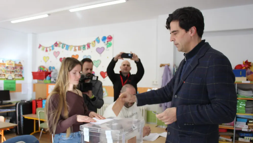 El candidato de IU sumar y Equo, Juan Gascón, vota en las elecciones de Castilla y León El candidato de IU sumar y Equo, Juan Gascón, vota en las elecciones de Castilla y León