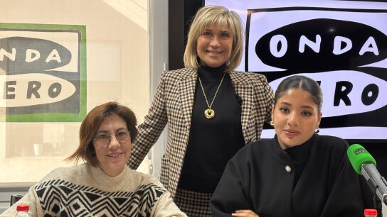 Neus Sala (izq.) y Nada Itrab con Julia Otero en los estudios de Onda Cero Barcelona 
