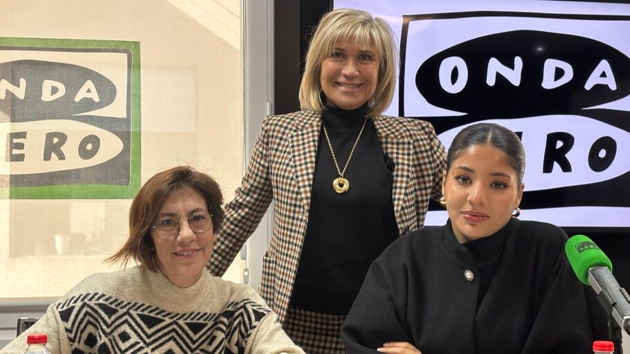 Neus Sala (izq.) y Nada Itrab con Julia Otero en los estudios de Onda Cero Barcelona 