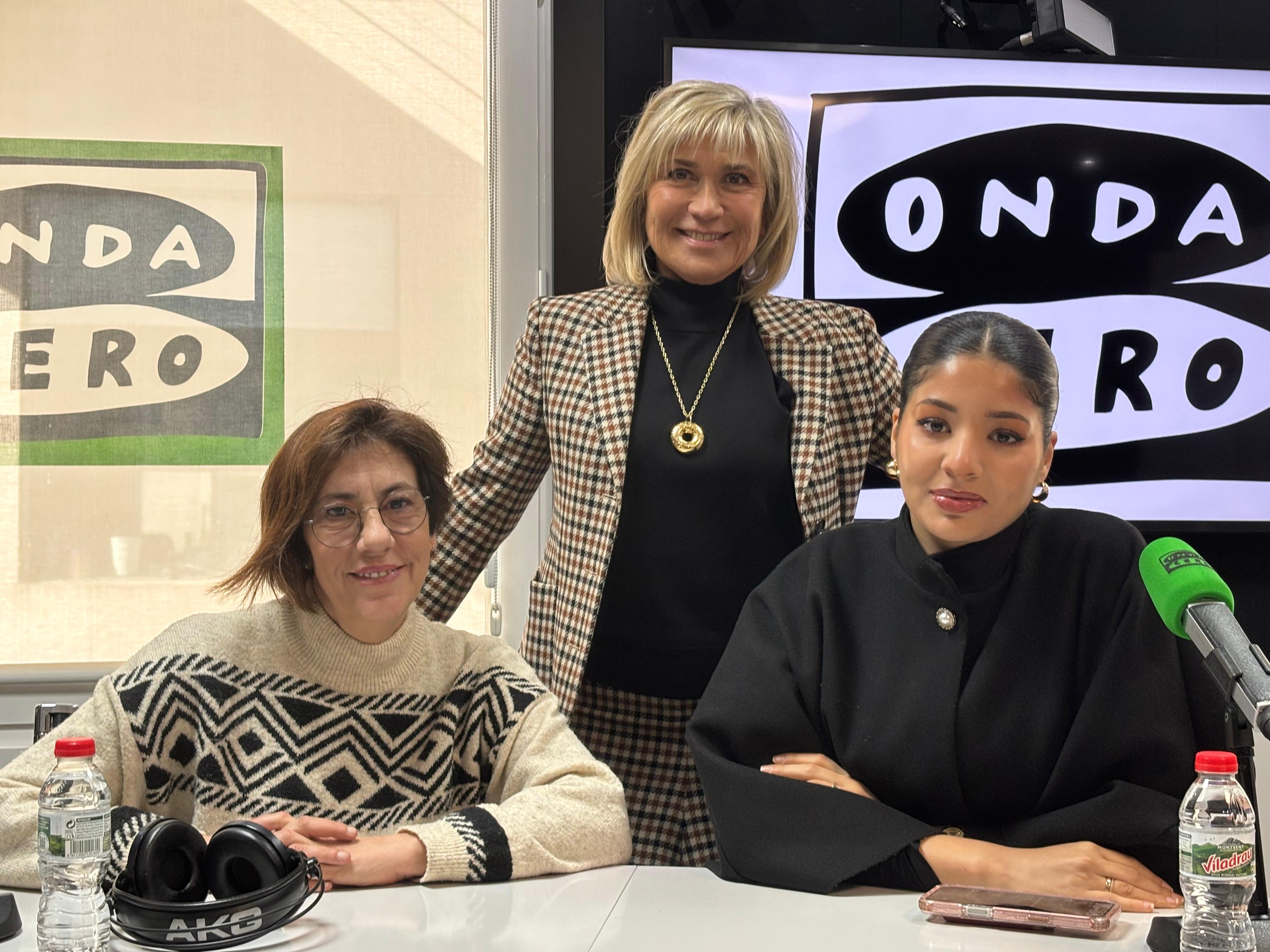 Neus Sala (izq.) y Nada Itrab con Julia Otero en los estudios de Onda Cero Barcelona Neus Sala (izq.) y Nada Itrab con Julia Otero en los estudios de Onda Cero Barcelona