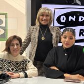 Neus Sala (izq.) y Nada Itrab con Julia Otero en los estudios de Onda Cero Barcelona 