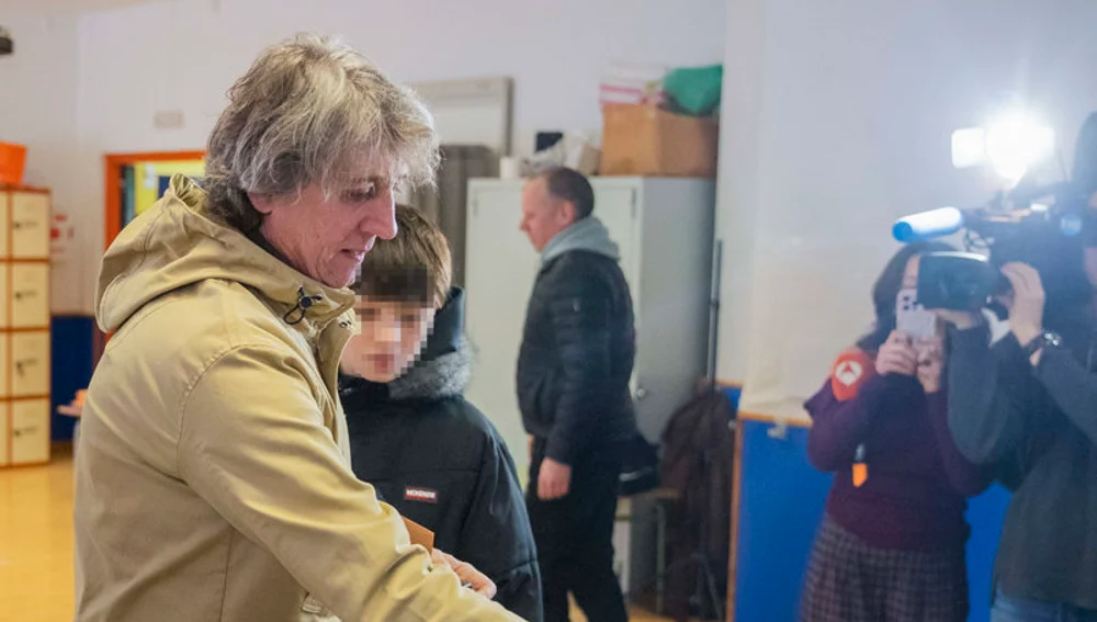 El secretario general del PSOE Castilla y León y candidato a las elecciones, Carlos Martínez, ejerce su derecho al voto. El secretario general del PSOE Castilla y León y candidato a las elecciones, Carlos Martínez, ejerce su derecho al voto.