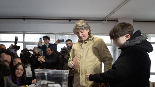 El candidato del PSOE a la Presidencia de la Junta de Castilla y Le&oacute;n, Carlos Mart&iacute;nez, ejerce su derecho al voto, a 15 de marzo de 2026