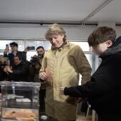 El candidato del PSOE a la Presidencia de la Junta de Castilla y León, Carlos Martínez, ejerce su derecho al voto, a 15 de marzo de 2026