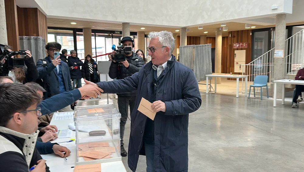 El candidato a la Presidencia de la Junta por Soria Ya, Ángel Ceña, vota en las elecciones El candidato a la Presidencia de la Junta por Soria Ya, Ángel Ceña, vota en las elecciones