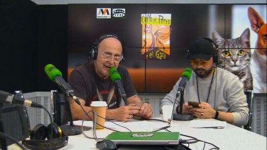 Carlos Rodr&iacute;guez (izq.) durante la grabaci&oacute;n del programa en los estudios de Onda Cero 