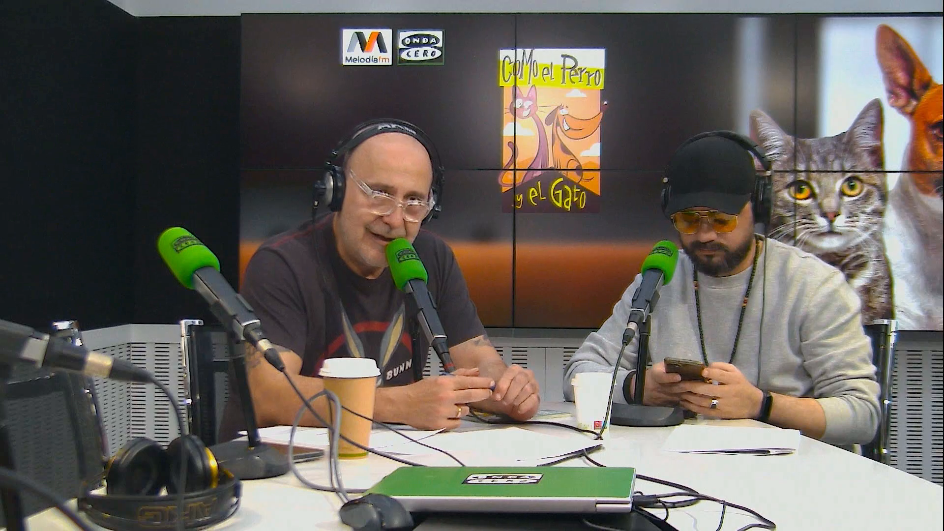 Carlos Rodríguez (izq.) durante la grabación del programa en los estudios de Onda Cero Carlos Rodríguez (izq.) durante la grabación del programa en los estudios de Onda Cero