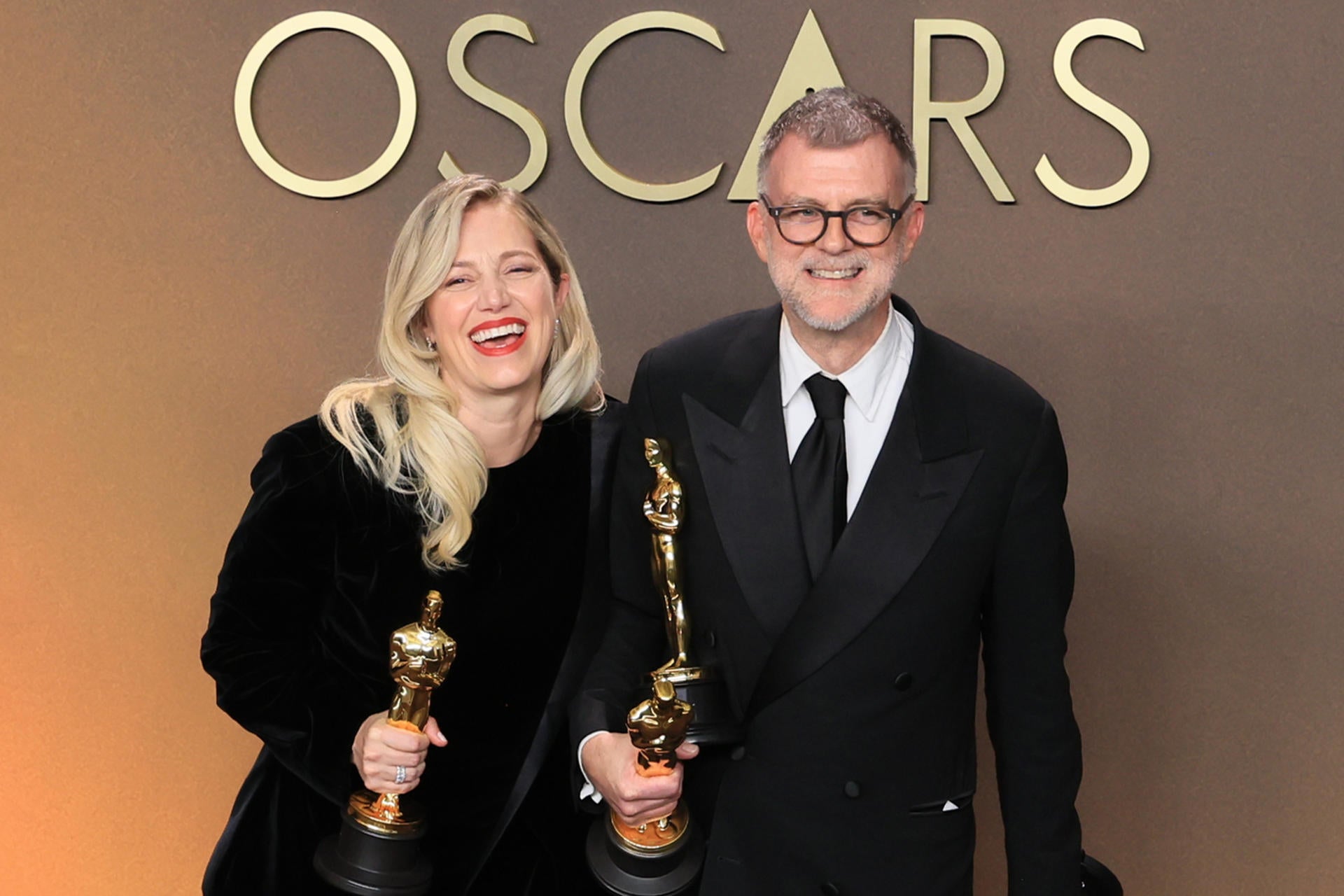 Sara Murphy (i) Paul Thomas Anderson posan con la estatuilla a mejor película por 'One Battle After Another' Sara Murphy (i) Paul Thomas Anderson posan con la estatuilla a mejor película por 'One Battle After Another'