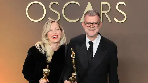 Sara Murphy (i) Paul Thomas Anderson posan con la estatuilla a mejor película por 'One Battle After Another' Sara Murphy (i) Paul Thomas Anderson posan con la estatuilla a mejor película por 'One Battle After Another'