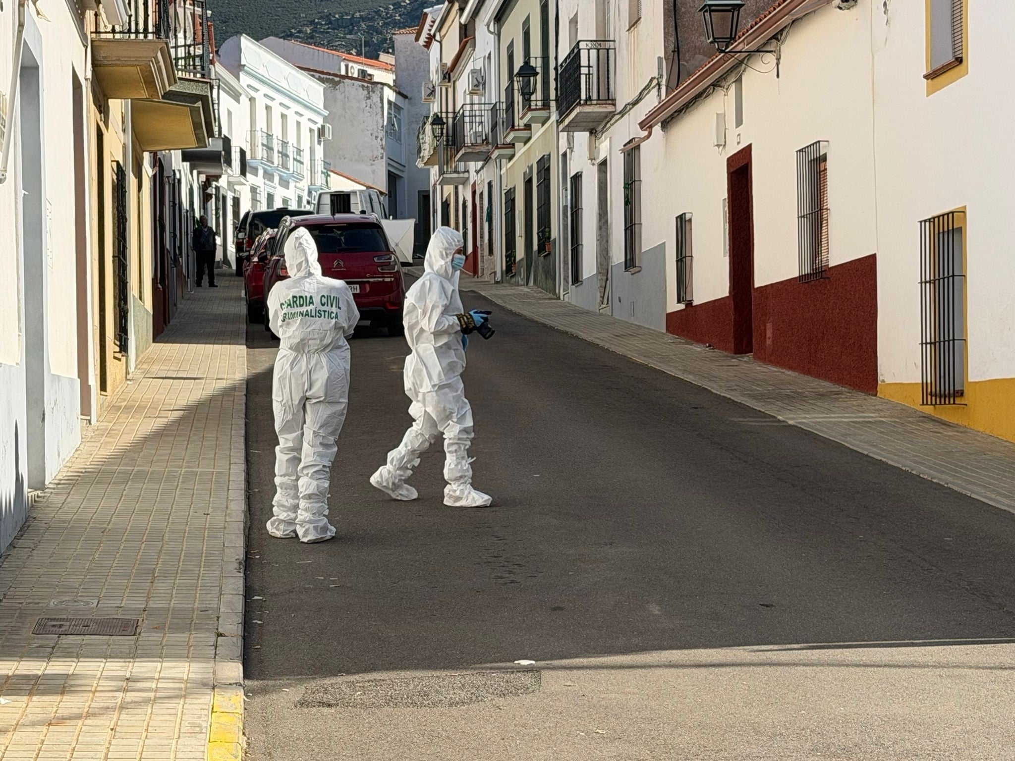 Agentes de la Guardia Civil en la calle donde se han encontrado los restos óseos. Hornachos, Badajoz. Agentes de la Guardia Civil en la calle donde se han encontrado los restos óseos. Hornachos, Badajoz.