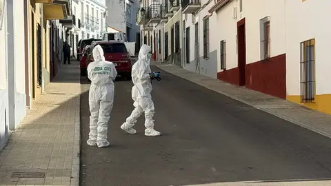 Agentes de la Guardia Civil en la calle donde se han encontrado los restos óseos. Hornachos, Badajoz. Agentes de la Guardia Civil en la calle donde se han encontrado los restos óseos. Hornachos, Badajoz.