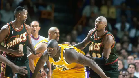 Shaquille O'Neal (34) de Los Angeles Lakers en acción contra Vin Baker (42) de Seattle SuperSonics en The Forum. Juego 3. Los Ángeles, CA 8/5/1998 Shaquille O'Neal (34) de Los Angeles Lakers en acción contra Vin Baker (42) de Seattle SuperSonics en The Forum. Juego 3. Los Ángeles, CA 8/5/1998