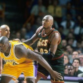 Shaquille O'Neal (34) de Los Angeles Lakers en acción contra Vin Baker (42) de Seattle SuperSonics en The Forum. Juego 3. Los Ángeles, CA 8/5/1998 