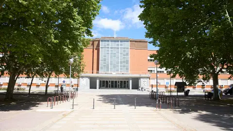 Entrada a la Facultad de Derecho de la Universidad Complutense de Madrid Entrada a la Facultad de Derecho de la Universidad Complutense de Madrid