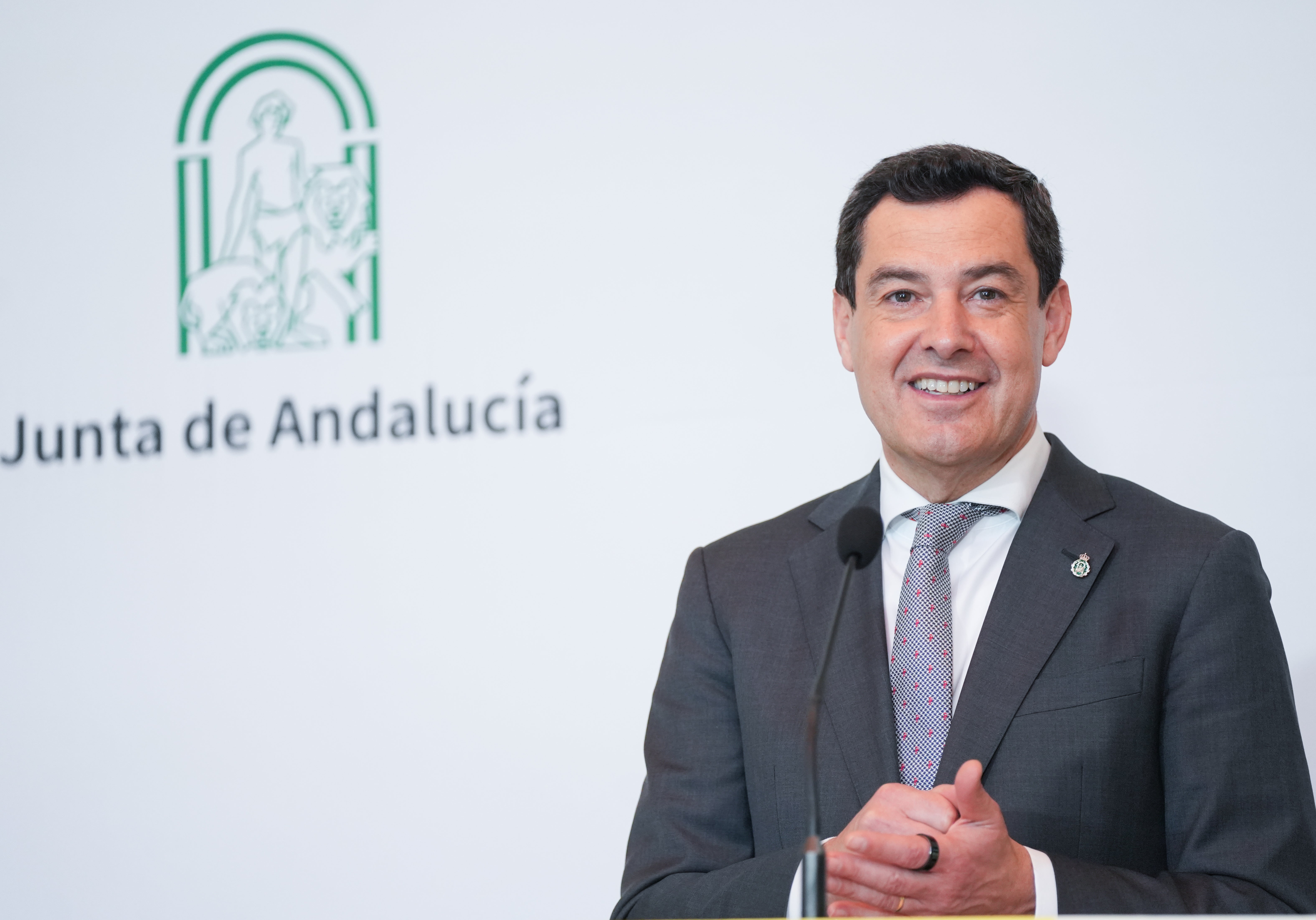 El presidente de la Junta de Andalucía, Juanma Moreno , durante la atención a los medios. El presidente de la Junta de Andalucía, Juanma Moreno , durante la atención a los medios.