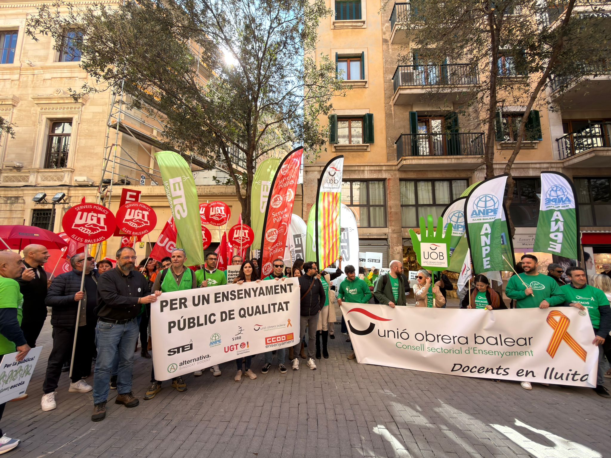 Decenas de personas se concentran frente al Parlament para exigir mejoras en la educación pública de Baleares Decenas de personas se concentran frente al Parlament para exigir mejoras en la educación pública de Baleares