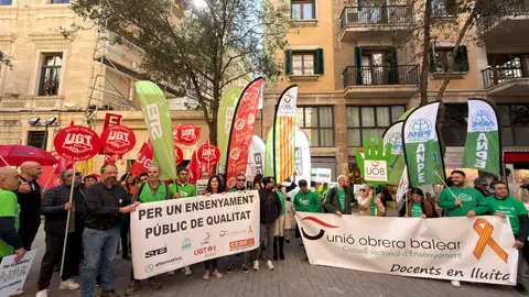 Decenas de personas se concentran frente al Parlament para exigir mejoras en la educación pública de Baleares. Decenas de personas se concentran frente al Parlament para exigir mejoras en la educación pública de Baleares.