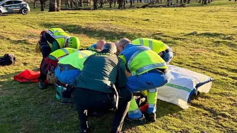 La Guardia Civil rescata a un parapentista en una zona de difícil acceso de Cabezabellosa La Guardia Civil rescata a un parapentista en una zona de difícil acceso de Cabezabellosa