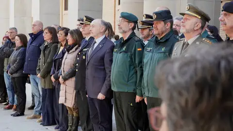 Imagen del minuto de silencio frente a la Delegación del Gobierno en Zaragoza Imagen del minuto de silencio frente a la Delegación del Gobierno en Zaragoza