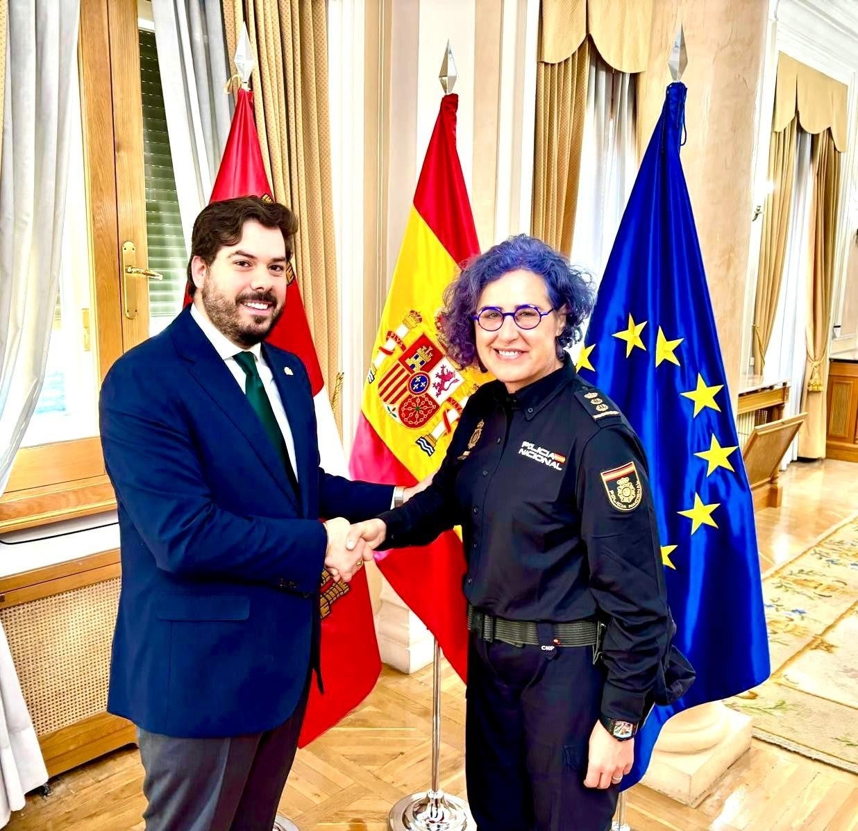 Bienvenida institucional y reunión de trabajo del subdelegado del Gobierno y la nueva comisaria jefa de la Policía Nacional Bienvenida institucional y reunión de trabajo del subdelegado del Gobierno y la nueva comisaria jefa de la Policía Nacional