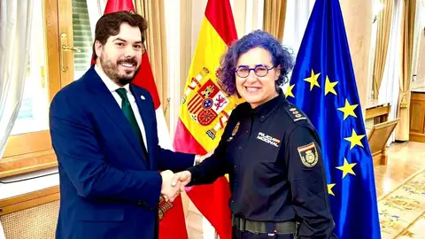 Bienvenida institucional y reunión de trabajo del subdelegado del Gobierno y la nueva comisaria jefa de la Policía Nacional .