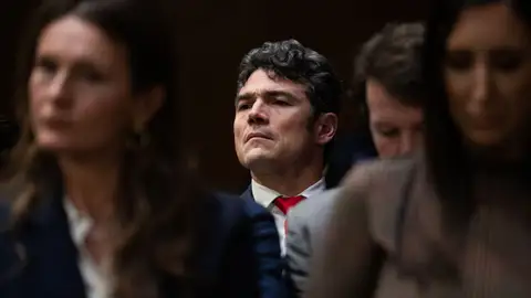 Joe Kent escucha el testimonio de Tulsi Gabbard, la candidata del presidente Donald Trump para ser Directora de Inteligencia Nacional, durante su audiencia de confirmación ante el Comité Selecto de Inteligencia del Senado en el edificio Dirksen el jueves 30 de enero de 2025. Joe Kent escucha el testimonio de Tulsi Gabbard, la candidata del presidente Donald Trump para ser Directora de Inteligencia Nacional, durante su audiencia de confirmación ante el Comité Selecto de Inteligencia del Senado en el edificio Dirksen el jueves 30 de enero de 2025.