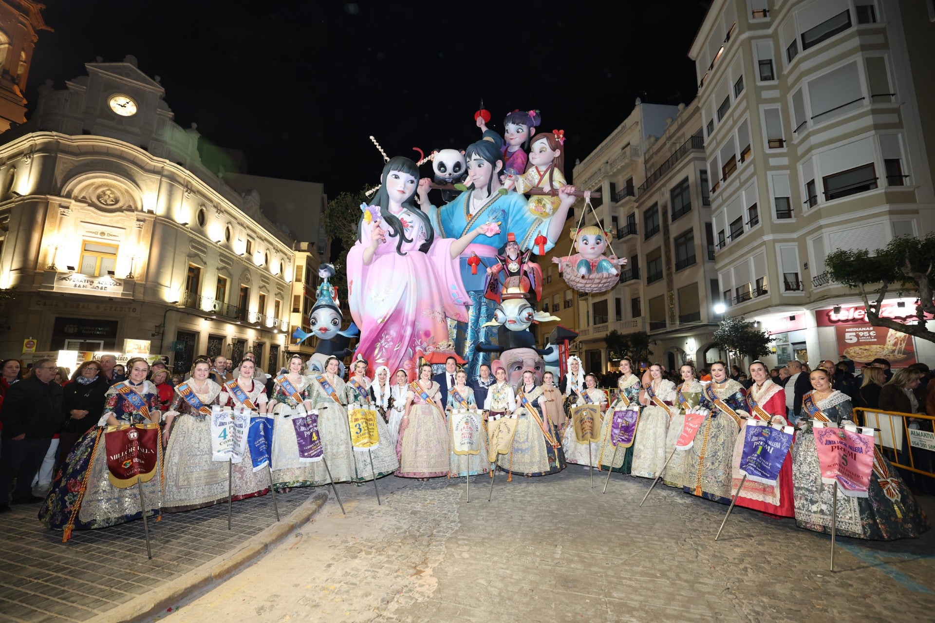 La Falla Plaça Chicharro se alza con el primer premio de la categoría especial en las Fallas de Burriana 2026 La Falla Plaça Chicharro se alza con el primer premio de la categoría especial en las Fallas de Burriana 2026