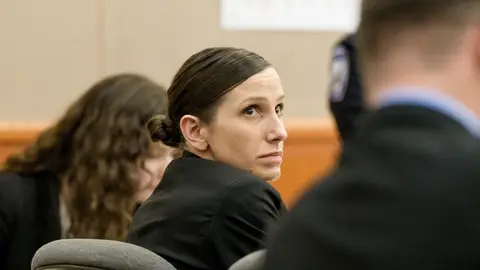 Kouri Richins, la madre de Utah acusada de envenenar mortalmente a su marido, observa durante su juicio por asesinato en el tribunal del condado de Summit, en Park City, Utah Kouri Richins, la madre de Utah acusada de envenenar mortalmente a su marido, observa durante su juicio por asesinato en el tribunal del condado de Summit, en Park City, Utah