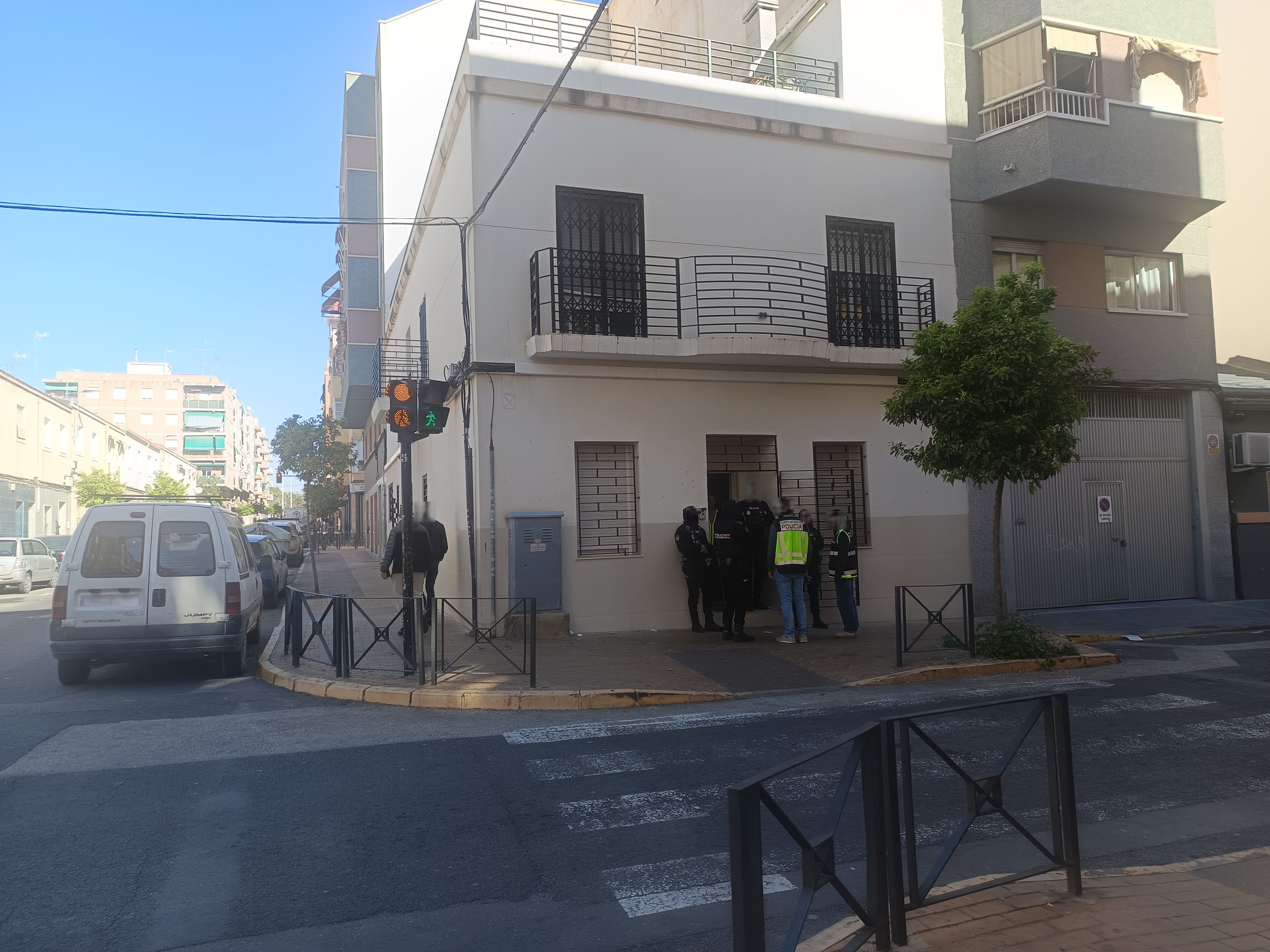 La Policía Nacional despliega en Elche un amplio operativo en una operación centrada en una vivienda del barrio de Carrús La Policía Nacional despliega en Elche un amplio operativo en una operación centrada en una vivienda del barrio de Carrús