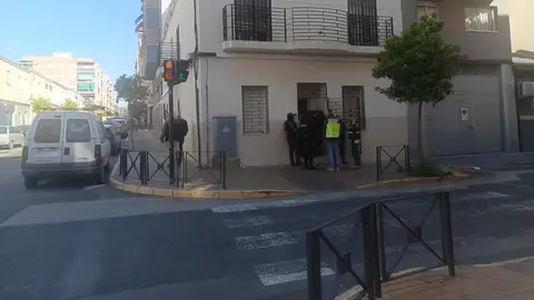 Agentes de la Policía Nacional en la vivienda de Elche en la que se ha desarrollado el operativo. L Agentes de la Policía Nacional en la vivienda de Elche en la que se ha desarrollado el operativo. L