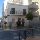Agentes de la Policía Nacional en la vivienda de Elche en la que se ha desarrollado el operativo. L