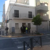 Agentes de la Policía Nacional en la vivienda de Elche en la que se ha desarrollado el operativo. L Agentes de la Policía Nacional en la vivienda de Elche en la que se ha desarrollado el operativo. L