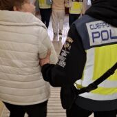 Una de las personas detenidas por la Policía Nacional