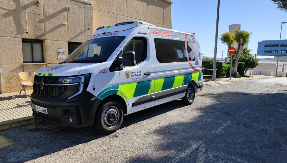 Una ambulancia aparcada a la intemperie