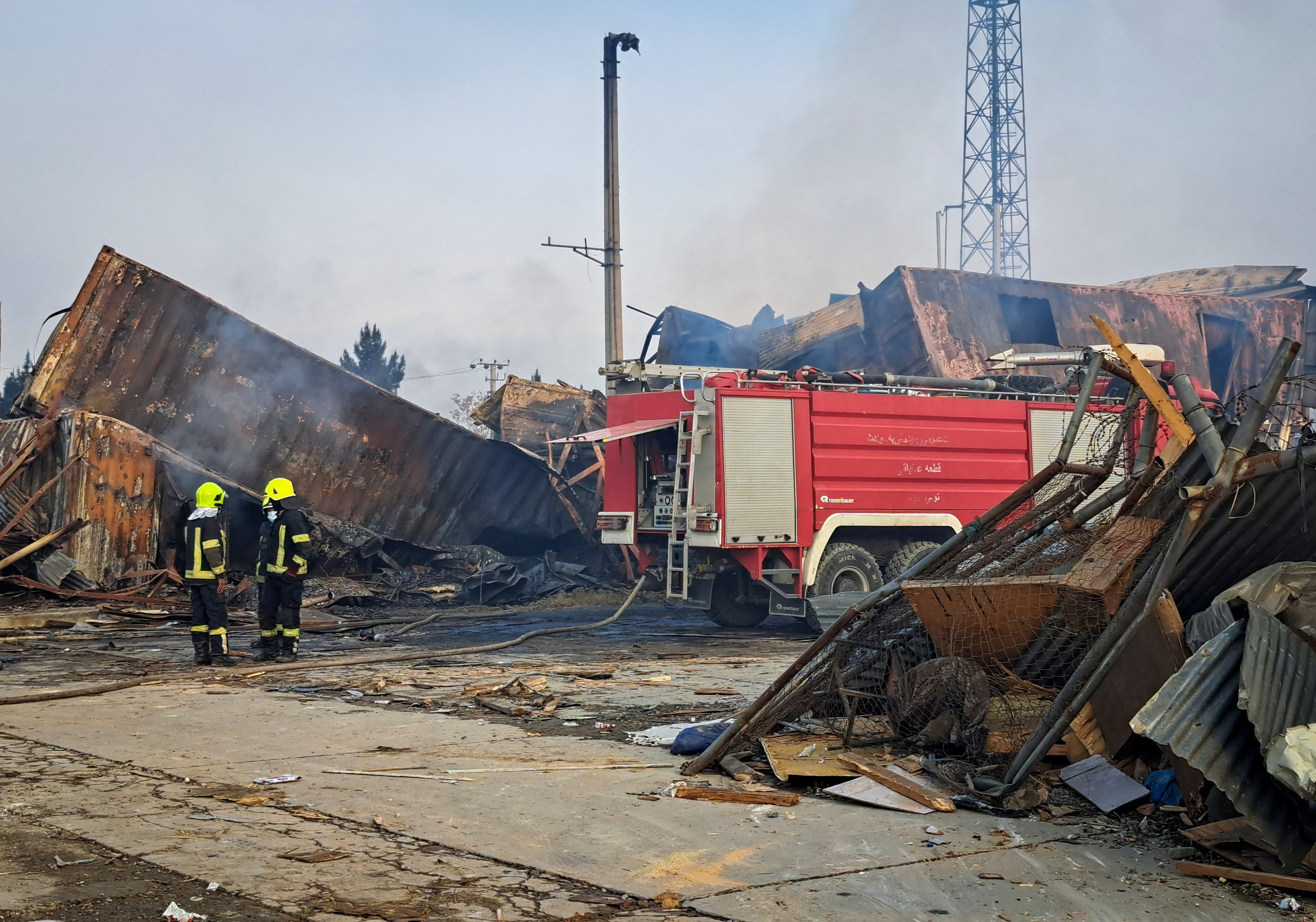 Equipos de rescate continúan tratando de controlar el incendio derivado de la explosión provocada por el ataque del Ejército paquistaní. Equipos de rescate continúan tratando de controlar el incendio derivado de la explosión provocada por el ataque del Ejército paquistaní.